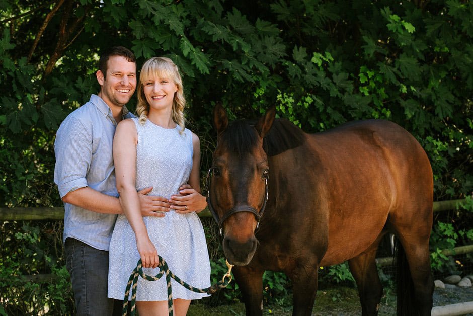 couple portraits with horse