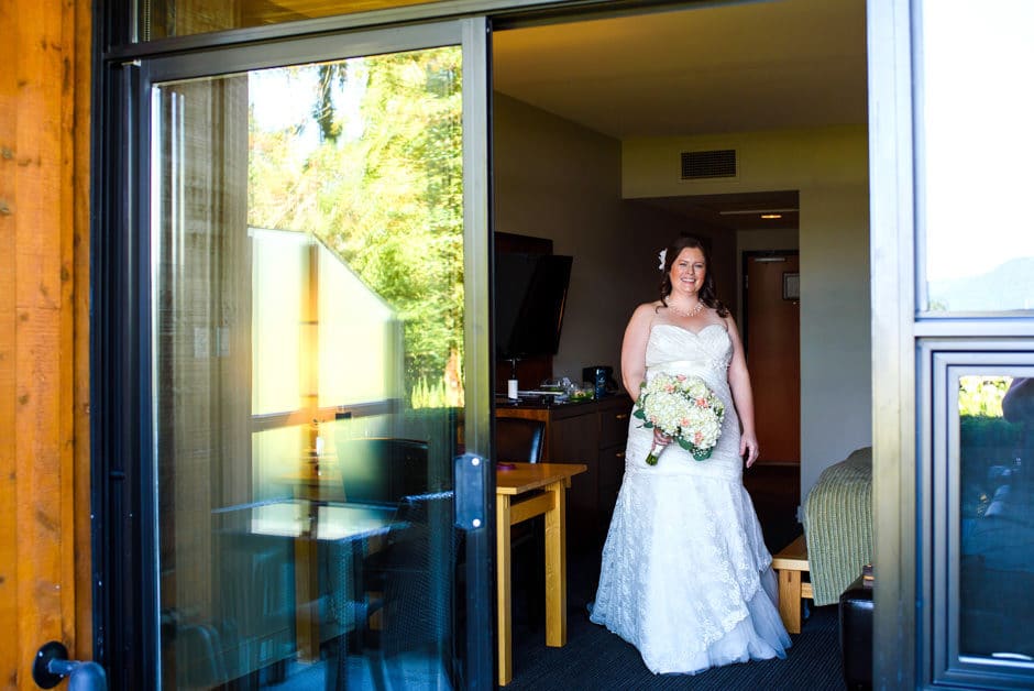 bride arriving to first look