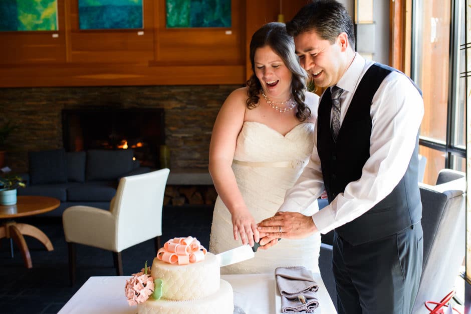 couple cutting wedding cake from dutch bakery