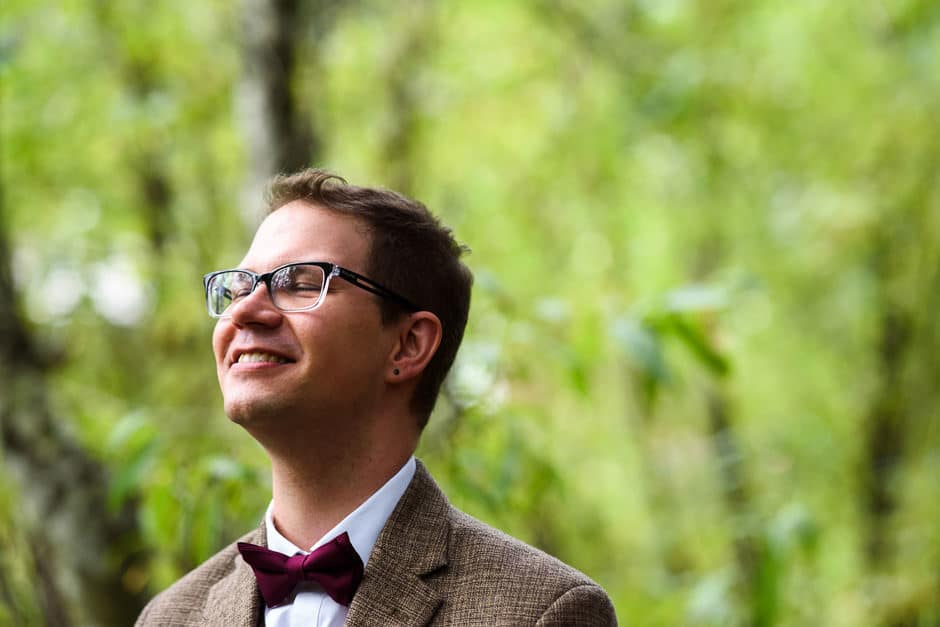 groom waiting for first look