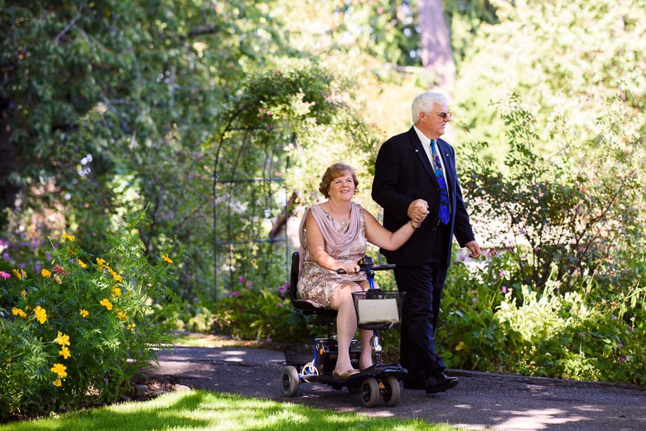 groom's parents arriving to wedding