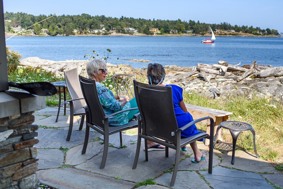 adult sisters sitting by the ocean